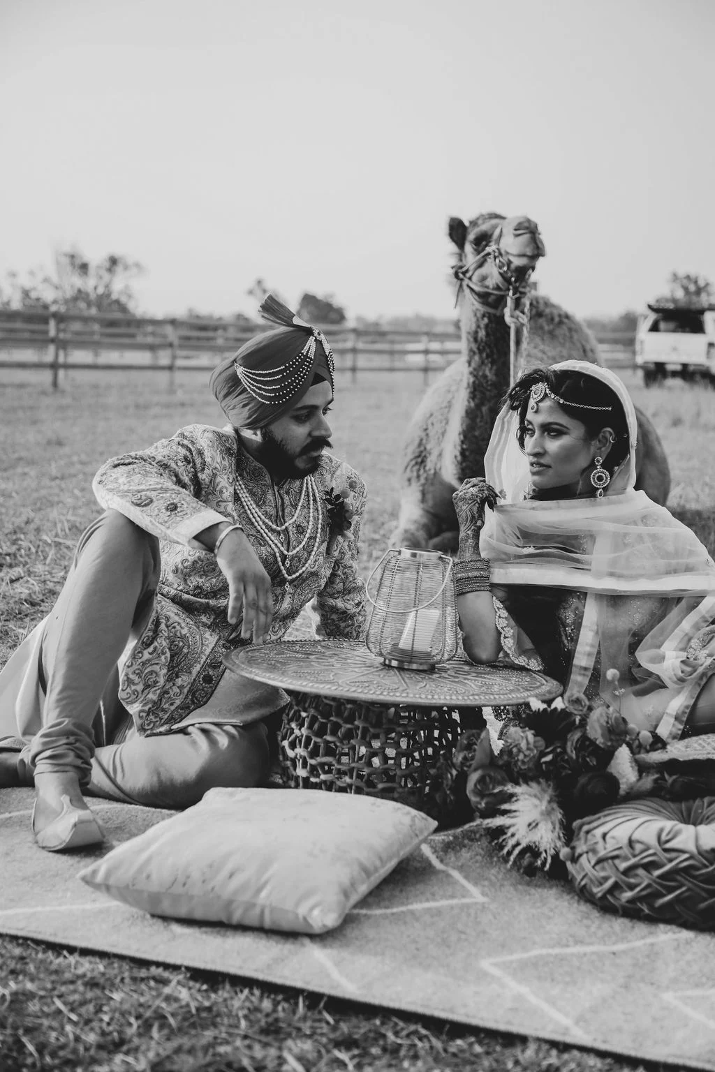 smile darling photography indian weddings Gujarati bride cake floral design outdoor wedding camel red orange decor