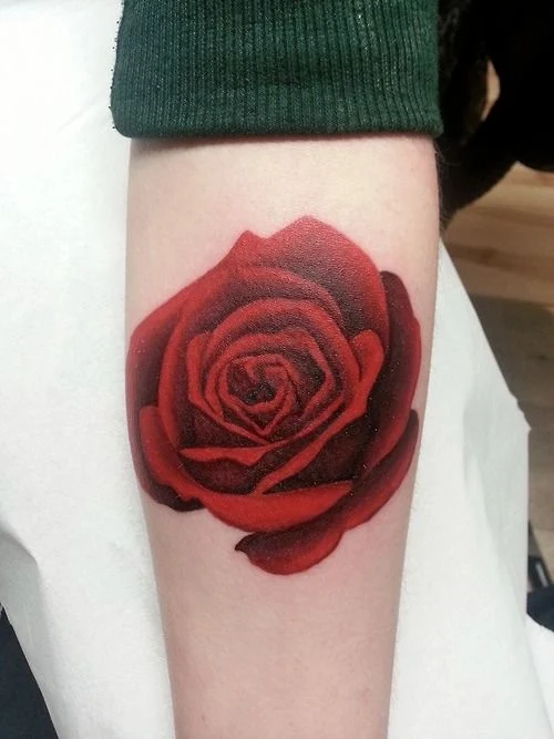 chicas con tatuajes de rosas de diferentes colores