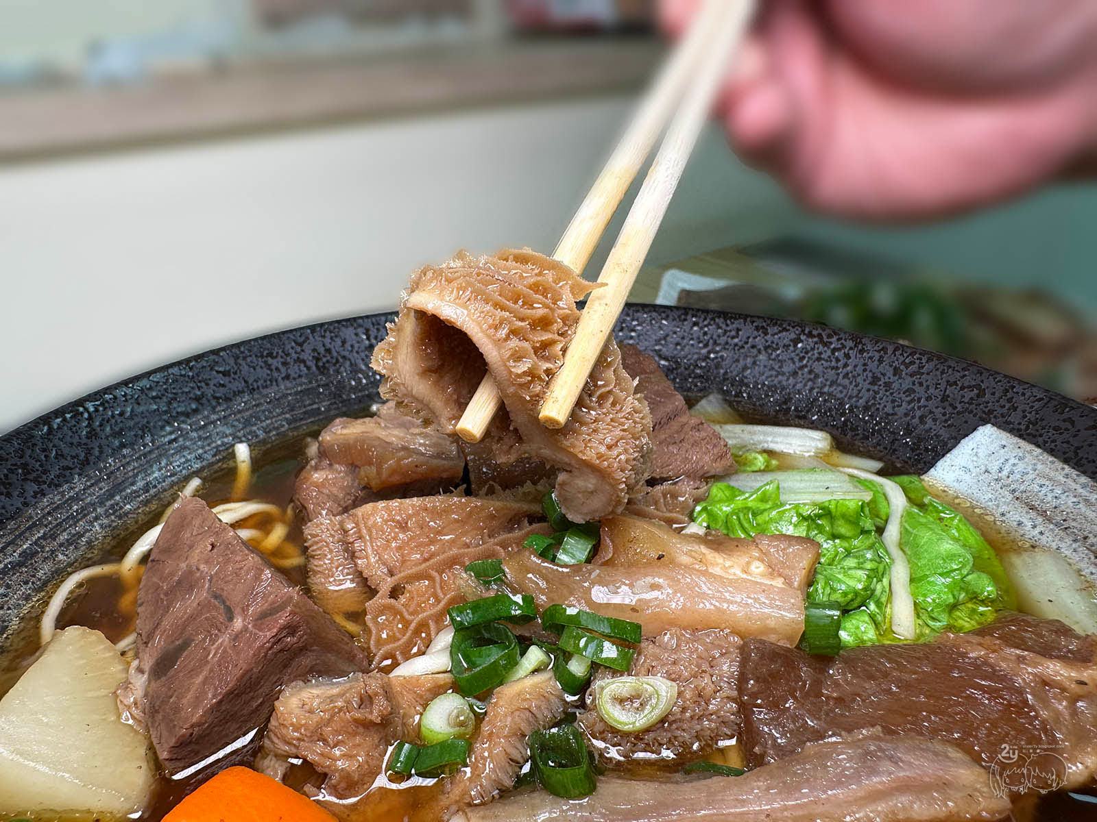 台南美食｜安平區 玉芳張媽媽麵食館｜人氣紅燒牛肉麵與來自二空涼麵的老味道｜台南眷村家鄉味｜安平運河旁的美食