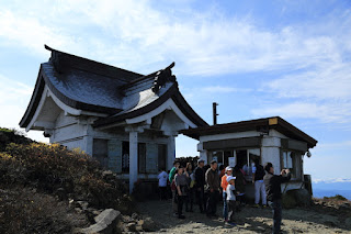 刈田嶺神社の社殿と社務所