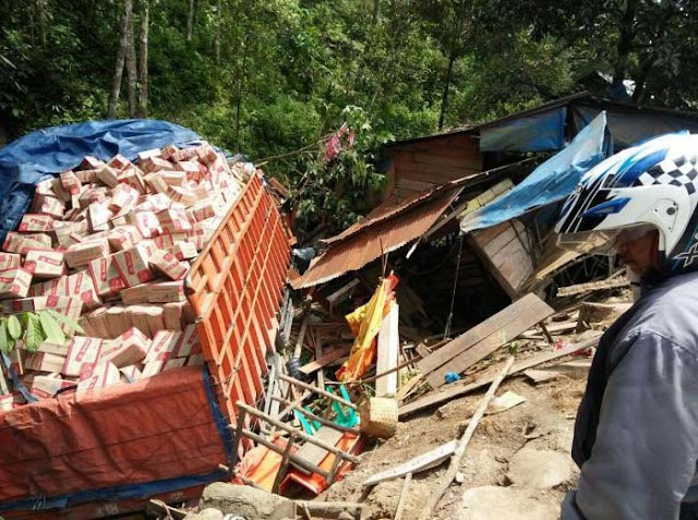 Warga menyaksikan truk yang masuk ke jurang