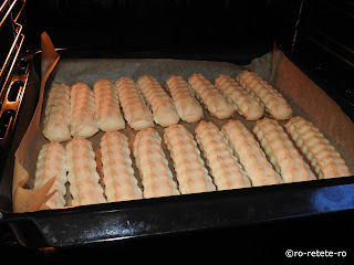 Biscuiti de casa fragezi si crocanti copti la cuptor reteta de cofetarie si patiserie retete desert gustare mancare romaneasca facuta acasa,