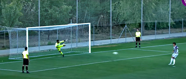 Kuki Zalazar convierte en gol el quinto penalti de la tanda para dar la victoria al equipo vallisoletano. REAL VALLADOLID C. F. 2 S. D. AMOREBIETA 2 (5-3 en los penaltis). 06/08/2021. I Trofeo Villa de Zaratán. Zaratán, Valladolid, España, campo El Plantío. GOLES: 0-1: 28’, Etxaburu. 1-1: 60’, Kiko Olivas. 1-2: 66’, Ozkoidi. 2-2: 86’, Nacho, de penalti.