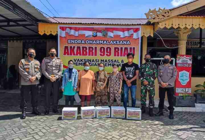 Kapolresta Pekanbaru Hadiri Vaksinasi Massal Dan Pembagian Paket Sembako yang Diadakan Di Mako Polsek Lima Puluh..