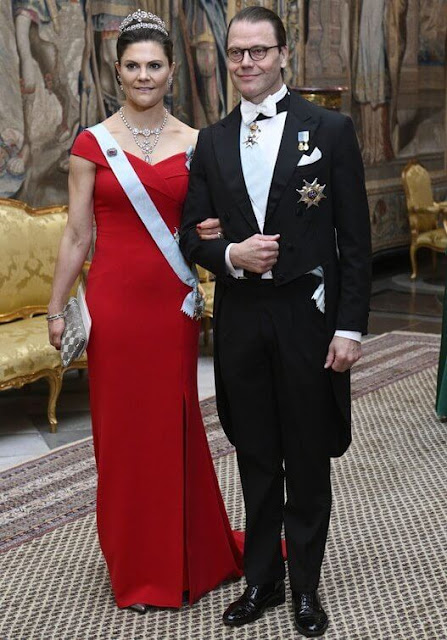 Crown Princess Victoria, Prince Daniel, Prince Carl Philip, Princess Sofia and Princess Christina. Diamond tiara. Blue, red and green dress
