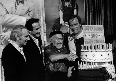 El actor Edward G. Robinson celebrando con Soylent Green su película número 100