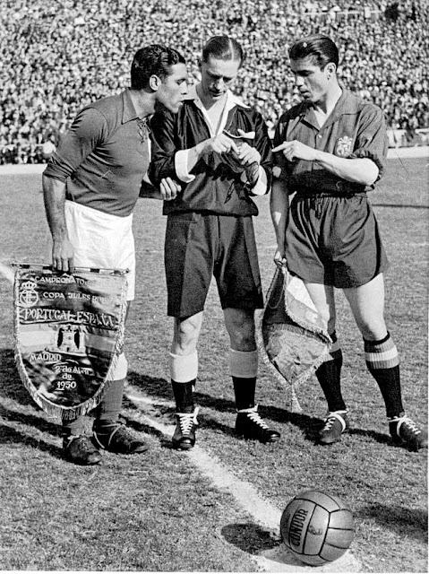 Los capitanes Francisco Ferreira y Agustín Gainza en el sorteo de campos con el árbitro Reginald James Leafe. SELECCIÓN DE ESPAÑA 5 SELECCIÓN DE PORTUGAL 1. 02/04/1950. IV Copa del Mundo, Brasil 1950, fase de clasificación, partido de ida. Madrid, estadio de Chamartín. GOLES: 1-0: 11’, Zarra. 2-0: 13’, Basora. 3-0: 15’, Panizo. 3-1: 36’, Cabrita. 4-1: 58’, Zarra. 5-1: 65’, Molowny.