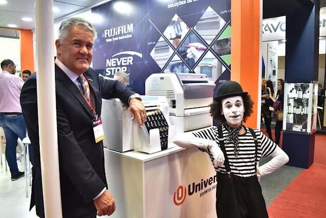 Atração de Humor e Circo Produtora entre os stands de evento congresso sp.