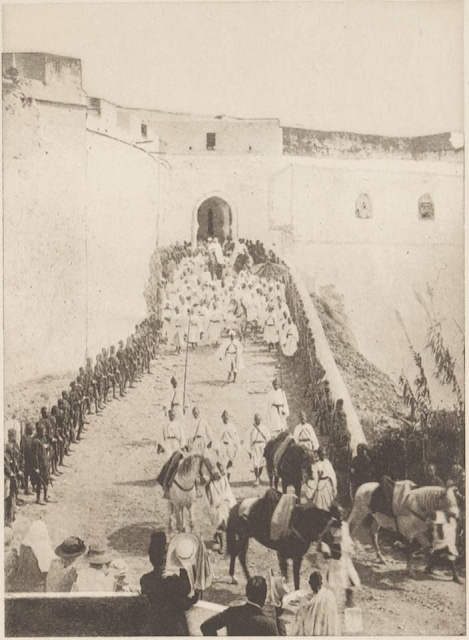 صورة نادرة لموكب السلطان المولى حسن الأول وهو يهم بالخروج من إحدى أبراج مدينة فاس عام 1887م