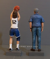 modellini su commissione personaggi curati nel dettaglio statuine personalizzate giocatrice basket e uomo anziano orme magiche