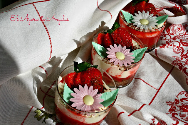 http://www.elagoradeangeles.com/2013/03/tiramisu-de-fresas.html