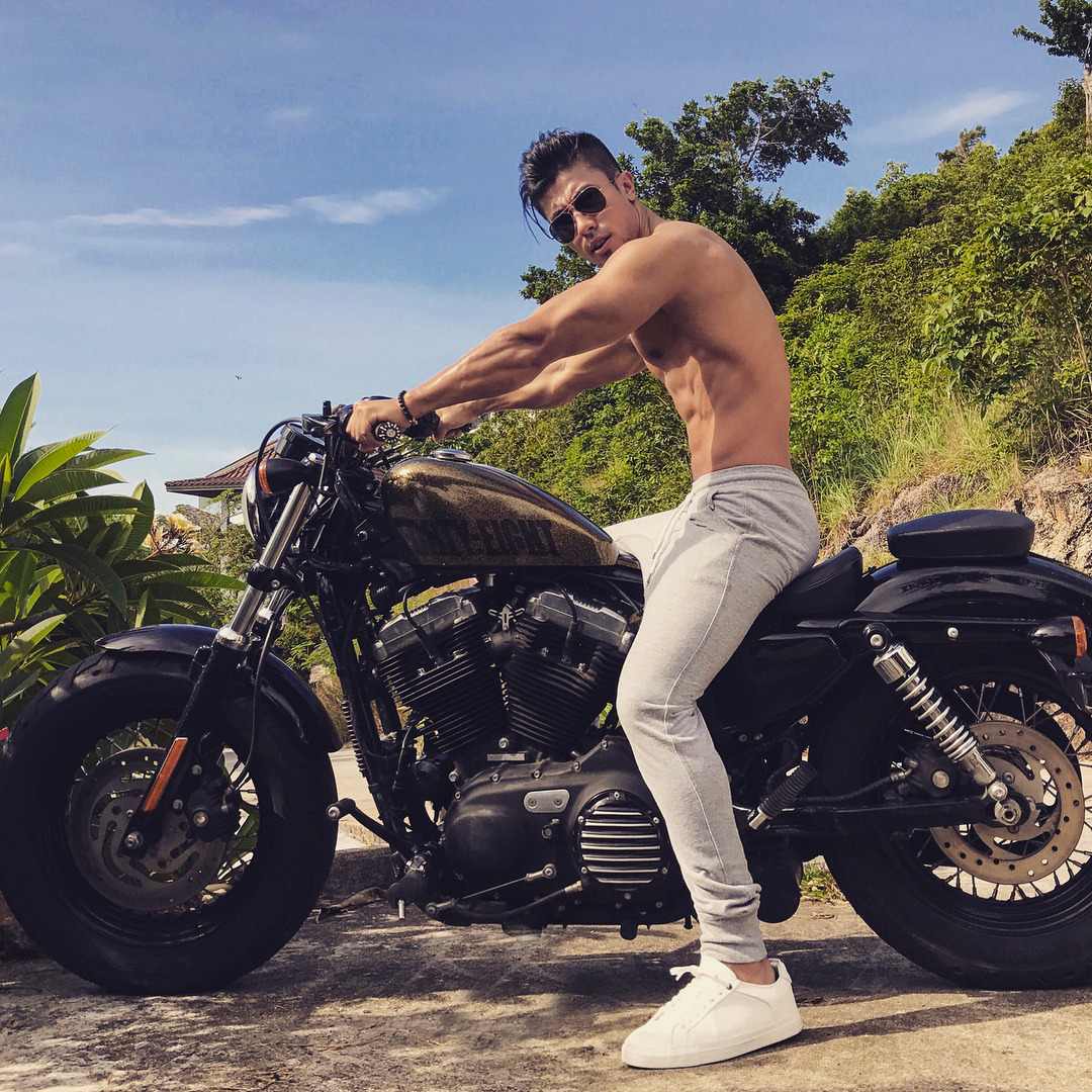 skinny-fit-shirtless-guy-motorcycle-driver