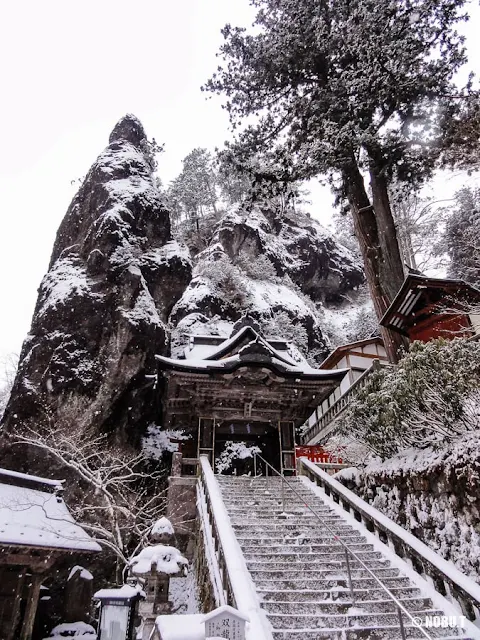 榛名神社の双龍門と鉾岩