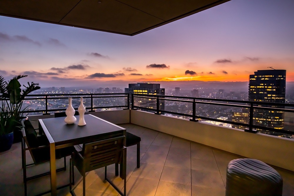 TAKE A LOOK ON MATTHEW PERRY’S LOS ANGELES PENTHOUSE