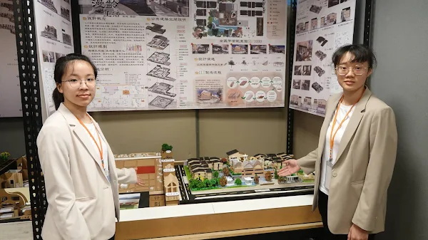 ▲建國科大空設系大四生黃湘棋、林慧玉聯手設計「慢齡生活」，以社區作為構想，設計老年人口住宅，希望讓居住在此的老年人都能感到安心及快樂。（記者林明佑攝）