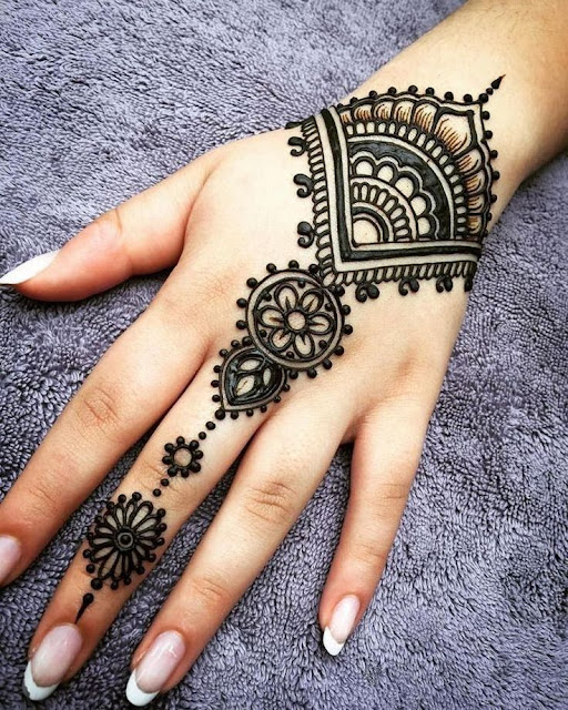 Tattoo-inspired mehndi design