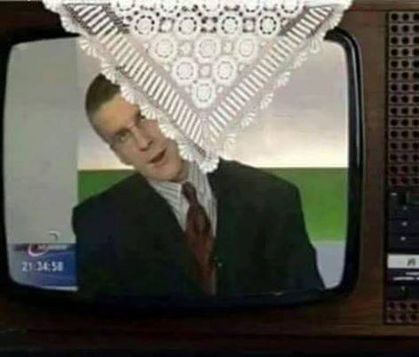Fernseher mit Platzdeckchen lustige Bilder Genervt Genervt