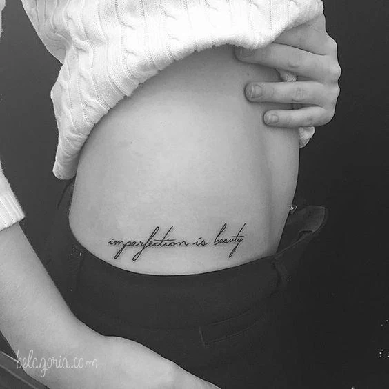 imagen del tatuaje en la cintura de una mujer