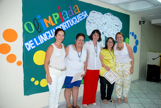 Simone Monteiro, coordenadora da olimpíada, professoras da comissão julgadora e Carla Rabello, diretora do Departamento Pedagógico, comemoram sucesso do concurso