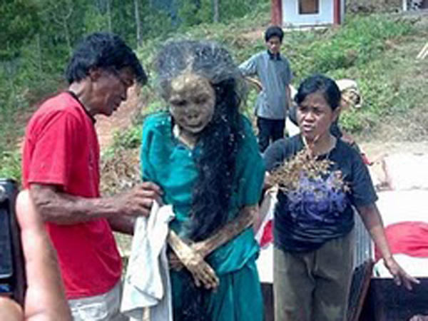 Cakrawela: Cerita dan Foto Mayat Berjalan di Tana Toraja