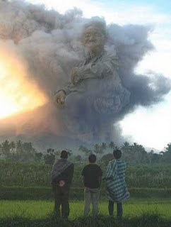 FOTO AWAN MBAH MARIJAN AWAN PANAS GUNUNG MERAPI MELETUS 2010 SOSOK GHAIB - 