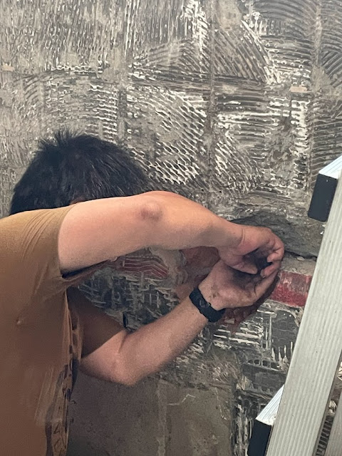 歡迎來到佳飾鎂窗簾─您在新竹台灣的室內設計和裝潢首選。我們致力於為您打造美麗且功能性兼具的家居空間。不論是精心挑選的壁紙、耐用的塑膠地板，或是獨具特色的窗簾和實木百葉，我們的專業團隊將竭誠提供最優質的設計和裝潢服務。您的願景是我們創作的靈感，無論您喜歡現代風格或是傳統氛圍，我們都能量身訂製，讓家居成為展現個性的藝術品。我們熱愛復古老屋的翻修，同時帶入現代風貌。立足於細節，從木工到油漆，每個細節都得到精心打磨。親臨我們的店面或聯繫我們，開啟創造夢想家居的旅程吧！