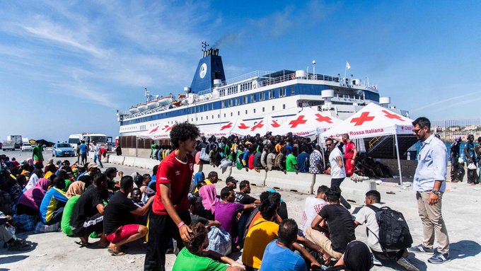 Caos a Porto Empedocle: oltre mille migranti stipati nella struttura di accoglienza