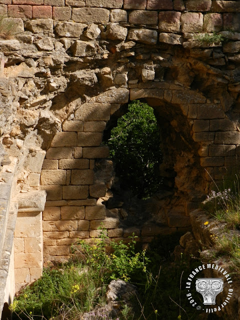 SABRAN (30) - Château-fort