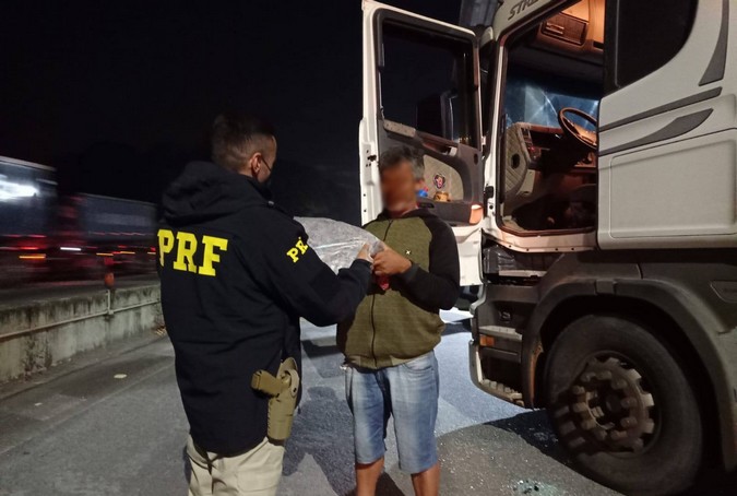 PRF dá suporte à caminhoneiro vítima de tentativa de assalto na Fernão Dias