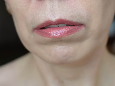 Красивый оттенок Glam'n Rose Lip Care Volumizer Faberlic на губах