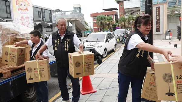 ▲白沙屯天上聖母慈善發展協會今天在彰化火車站前舉辦捐血送電扇活動，創會理事長劉寶連、理事長林天松一早就在現場幫忙搬送電扇，活動吸引捐血民眾大排長龍，熱血響應。（記者林明佑攝）