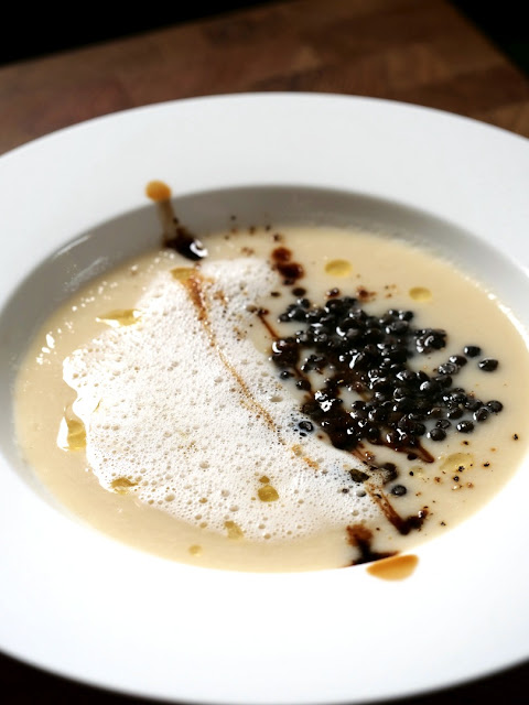 Schwarzwurzel-Pastinaken-Suppe mit Milchschaum, Beluga-Linsen und Aceto Balsamico