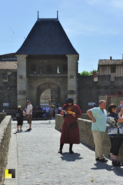 La porte de la place d'accès du château comtal de carcassonne photo pascal blachier
