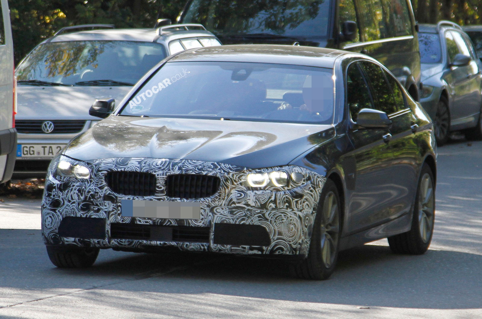 New spy shots of the facelifted BMW 5-series saloon and Touring show ...