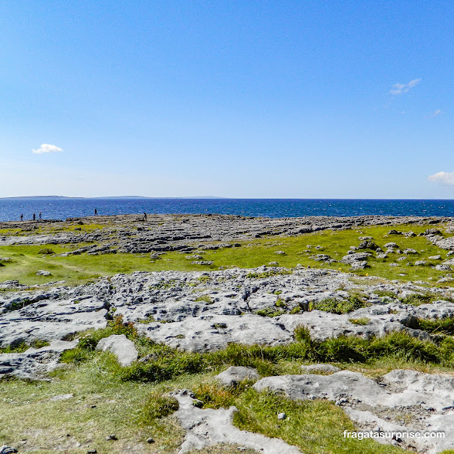 O Burren diante do mar na Irlanda