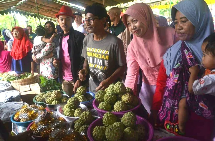 Para pengunjung Festival Srikaya 2019 saat belanja buah Srikaya yang disediakan di sejumlah stan festival di Lapangan Karapan Sapi Bluto