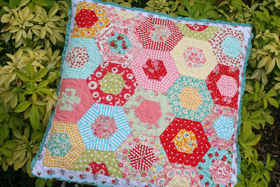 Miss Margerite Hexagon Quilt ohne Handnähte ein Tutorial - hexagon patchwork anleitung