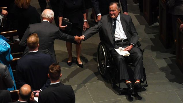 Expresidente de EEUU George Bush hospitalizado tras muerte de su esposa