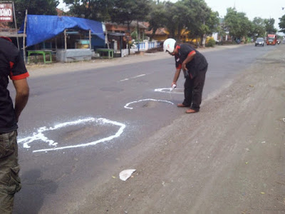 lihatlah aksi sosial yang dilakukan oleh club motor tiger asal Nganjuk, jawa timur ini. Menandai jalanan aspal yang berlubang dengan cat