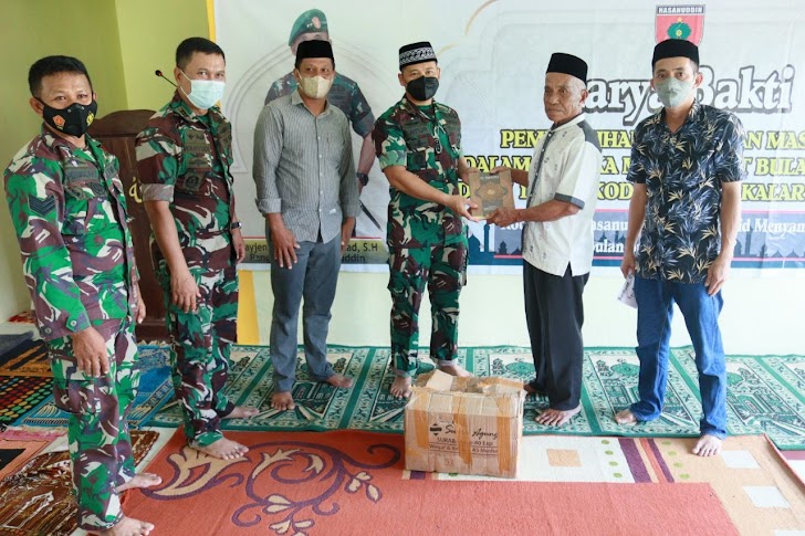 Serahkan Bantuan Al-Qur'an Ke Masjid, Dandim Takalar : Semoga Jamaah Dapat Mengisi Watunya Dengan Mengaji