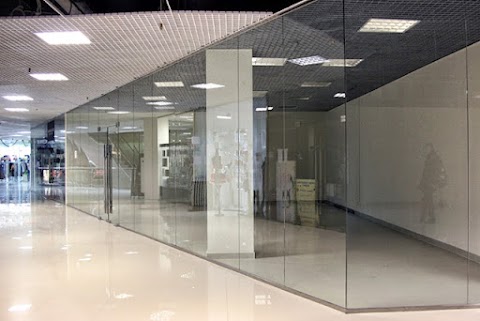  Partitions of shopping centers from glass 
