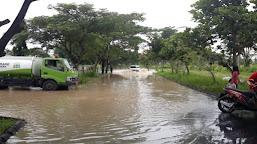 Akibat Diguyur Hujan Lebat, Jalan Menuju Pusat Pemerintahan Kota Serang Tergenang Air