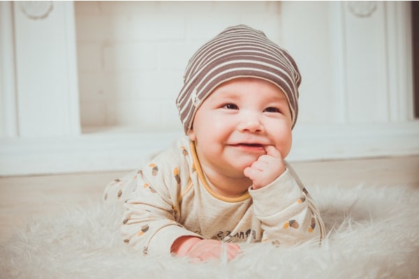 младенец улыбается. интересные  факты о детях