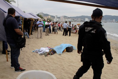 Contabiliza Acapulco 38 muertos, algunos que aparecen en las playas