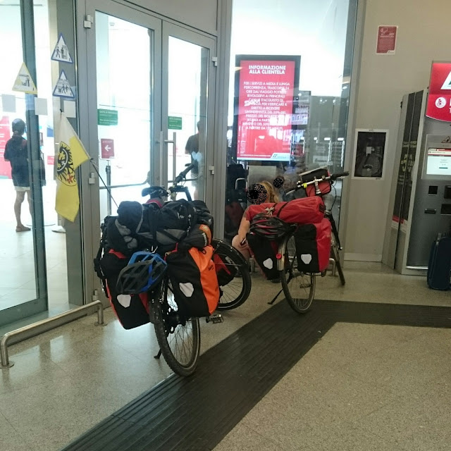 Cicloturisti in stazione a Venezia