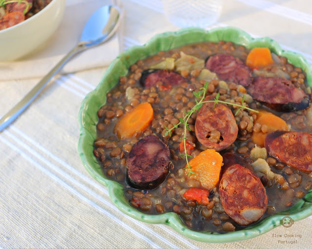 LENTILHAS COM CHOURIÇO E LEGUMES NA SLOW COOKER