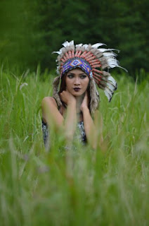 CONTOH POSE MODEL OUTDOOR TEMA INDIAN