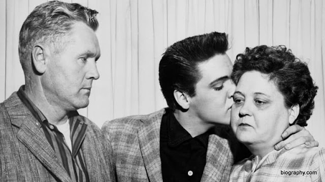 A família Presley: Vernon (pai), Elvis e Gladys (mãe)