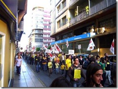 20090424204645-20090424-2630-749-quatre-centes-persones-protestar-politica-educativa-f1