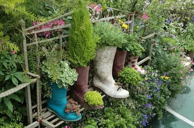 Como usar calçados como vasos de flores